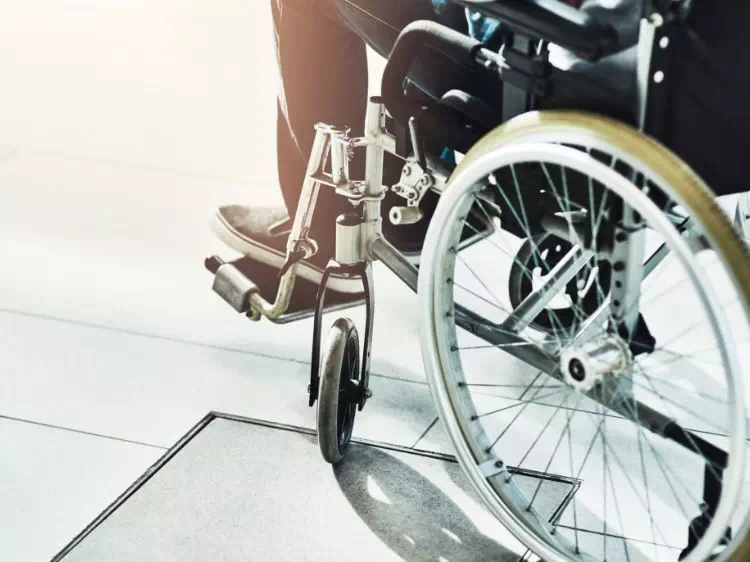 osoba siedząca na wózku inwalidzkim